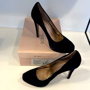 BCBG BLACK SUEDE PUMPS